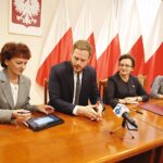 04.10.2019 Kielce. Podpisanie umów na zakup karetek dla ŚCRMiTS. Na zdjęciu (od lewej): Marta Solnica - dyrektor ŚCRMiTS, Janusz Cieszyński - wiceminister zdrowia, wojewoda Agata Wojtyszek i Joanna Janiszewska-Bujała - zastępca dyrektora Wydziału Bezpieczeństwa i Zarządzania Kryzysowego w Świętokrzyskim Urzędzie Wojewódzkim / Jarosław Kubalski / Radio Kielce