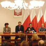 04.10.2019 Kielce. Podpisanie umów na zakup karetek dla ŚCRMiTS. Na zdjęciu (od lewej): Marta Solnica - dyrektor ŚCRMiTS, Janusz Cieszyński - wiceminister zdrowia, wojewoda Agata Wojtyszek i Joanna Janiszewska-Bujała - zastępca dyrektora Wydziału Bezpieczeństwa i Zarządzania Kryzysowego w Świętokrzyskim Urzędzie Wojewódzkim / Jarosław Kubalski / Radio Kielce