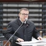 10.10.2019 Michniów. Mauzoleum. Uroczystość wręczenia medali Pro Patria dla 11 ocalałych z pacyfikacji Michniowa. Dyrektor Gabinetu Szefa Urzędu do Spraw Kombatantów i Osób Represjonowanych Wojciech Lesiak / Jarosław Kubalski / Radio Kielce
