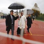 05.10.2019 Korzecko. Otwarcie wielofunkcyjnego boiska przy Szkole Podstawowej w Korzecku. Na zdjęciu (od lewej): senator Krzysztof Słoń, ks. Jan Kukowski i Robert Jaworski - burmistrz Chęcin / Jarosław Kubalski / Radio Kielce