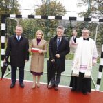 05.10.2019 Korzecko. Otwarcie wielofunkcyjnego boiska przy Szkole Podstawowej w Korzecku. Na zdjęciu (od lewej): Robert Jaworski - burmistrz Chęcin, Anna Krupka - wiceminister sportu i turystyki, senator Krzysztof Słoń i ks. Jan Kukowski / Jarosław Kubalski / Radio Kielce