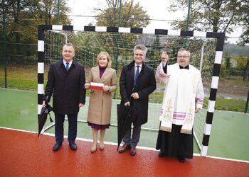 05.10.2019 Korzecko. Otwarcie wielofunkcyjnego boiska przy Szkole Podstawowej w Korzecku. Na zdjęciu (od lewej): Robert Jaworski - burmistrz Chęcin, Anna Krupka - wiceminister sportu i turystyki, senator Krzysztof Słoń i ks. Jan Kukowski / Jarosław Kubalski / Radio Kielce