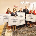 04.10.2019 Kielce. Podpisanie umów na zakup karetek dla ŚCRMiTS. Na zdjęciu (od lewej): Marta Solnica - dyrektor ŚCRMiTS, Agnieszka Buras - kandydatka PiS do Sejmu, wojewoda Agata Wojtyszek, senator Krzysztof Słoń, senator Jarosław Rusiecki, Janusz Cieszyński - wiceminister zdrowia, poseł Maria Zuba i wiceminister Anna Krupka / Jarosław Kubalski / Radio Kielce