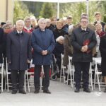 10.10.2019 Michniów. Mauzoleum. Uroczystość wręczenia medali Pro Patria dla 11 ocalałych z pacyfikacji Michniowa. Od lewej wiceminister spraw zagranicznych Piotr Wawrzyk, poseł Krzysztof Lipiec, marszałek Andrzej Bętkowski, dyrektor Gabinetu Szefa Urzędu do Spraw Kombatantów i Osób Represjonowanych Wojciech Lesiak i poseł Maria Zuba / Jarosław Kubalski / Radio Kielce