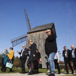 19.10.2019. Tokarnia. Wizyta ambasadorów z 20 krajów w Parku Etnograficznym / Jarosław Kubalski / Radio Kielce