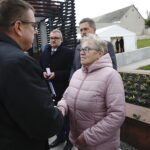 10.10.2019 Michniów. Mauzoleum. Uroczystość wręczenia medali Pro Patria dla 11 ocalałych z pacyfikacji Michniowa. Dyrektor Gabinetu Szefa Urzędu do Spraw Kombatantów i Osób Represjonowanych wręcza medal dla Romany Białek / Jarosław Kubalski / Radio Kielce