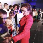 02.10.2019 Kielce. Centrum Kongresowe Targów Kielce. Gala Wojewódzkiego Funduszu Ochrony Środowiska i Gospodarki Wodnej podczas której wręczono nagrody dla 10 szkół podstawowych z regionu w ramach konkursu "Przesłanie Klimatyczne". Nagrody wręcza wojewoda Agata Wojtyszek / Jarosław Kubalski / Radio Kielce