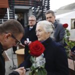 10.10.2019 Michniów. Mauzoleum. Uroczystość wręczenia medali Pro Patria dla 11 ocalałych z pacyfikacji Michniowa. Dyrektor Gabinetu Szefa Urzędu do Spraw Kombatantów i Osób Represjonowanych wręcza medal dla Zofii Cisek / Jarosław Kubalski / Radio Kielce