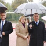 05.10.2019 Korzecko. Otwarcie wielofunkcyjnego boiska przy Szkole Podstawowej w Korzecku. Na zdjęciu (od lewej): senator Krzysztof Słoń, wiceminister Anna Krupka i Robert Jaworski - burmistrz Chęcin / Jarosław Kubalski / Radio Kielce