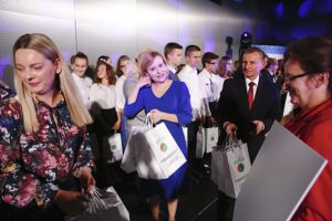 02.10.2019 Kielce. Centrum Kongresowe Targów Kielce. Gala Wojewódzkiego Funduszu Ochrony Środowiska i Gospodarki Wodnej podczas której wręczono nagrody dla 10 szkół podstawowych z regionu w ramach konkursu "Przesłanie Klimatyczne". Nagrody wręczyli wiceminister sportu i turystyki Anna Krupka i prezes zarządu WFOŚ i GW w Kielcach Ryszard Gliwiński i wojewoda Agata Wojtyszek / Jarosław Kubalski / Radio Kielce