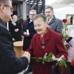 10.10.2019 Michniów. Mauzoleum. Uroczystość wręczenia medali Pro Patria dla 11 ocalałych z pacyfikacji Michniowa. Dyrektor Gabinetu Szefa Urzędu do Spraw Kombatantów i Osób Represjonowanych wręcza medal dla Anny Krogulec / Jarosław Kubalski / Radio Kielce