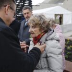 10.10.2019 Michniów. Mauzoleum. Uroczystość wręczenia medali Pro Patria dla 11 ocalałych z pacyfikacji Michniowa. Dyrektor Gabinetu Szefa Urzędu do Spraw Kombatantów i Osób Represjonowanych wręcza medal dla Wandy Pietrzyk / Jarosław Kubalski / Radio Kielce