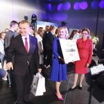 02.10.2019 Kielce. Centrum Kongresowe Targów Kielce. Gala Wojewódzkiego Funduszu Ochrony Środowiska i Gospodarki Wodnej podczas której wręczono nagrody dla 10 szkół podstawowych z regionu w ramach konkursu "Przesłanie Klimatyczne". Nagrody wręczyli prezes zarządu WFOŚ i GW w Kielcach Ryszard Gliwiński, wiceminister sportu turystyki Anna Krupka i wojewoda Agata Wojtyszek / Jarosław Kubalski / Radio Kielce
