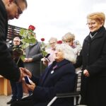 10.10.2019 Michniów. Mauzoleum. Uroczystość wręczenia medali Pro Patria dla 11 ocalałych z pacyfikacji Michniowa. Dyrektor Gabinetu Szefa Urzędu do Spraw Kombatantów i Osób Represjonowanych wręcza medal dla Teodory Tabiszewskiej / Jarosław Kubalski / Radio Kielce