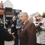 10.10.2019 Michniów. Mauzoleum. Uroczystość wręczenia medali Pro Patria dla 11 ocalałych z pacyfikacji Michniowa. Dyrektor Gabinetu Szefa Urzędu do Spraw Kombatantów i Osób Represjonowanych wręcza medal dla Bogusława Wikło / Jarosław Kubalski / Radio Kielce