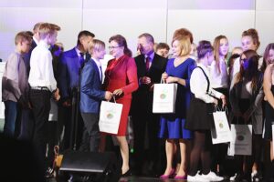 02.10.2019 Kielce. Centrum Kongresowe Targów Kielce. Gala Wojewódzkiego Funduszu Ochrony Środowiska i Gospodarki Wodnej podczas której wręczono nagrody dla 10 szkół podstawowych z regionu w ramach konkursu "Przesłanie Klimatyczne". Nagrody wręczyli prezes zarządu WFOŚ i GW w Kielcach Ryszard Gliwiński, wiceminister sportu turystyki Anna Krupka i wojewoda Agata Wojtyszek / Jarosław Kubalski / Radio Kielce