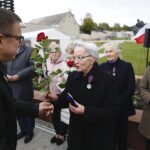 10.10.2019 Michniów. Mauzoleum. Uroczystość wręczenia medali Pro Patria dla 11 ocalałych z pacyfikacji Michniowa. Dyrektor Gabinetu Szefa Urzędu do Spraw Kombatantów i Osób Represjonowanych wręcza medal dla Marianny Wikło / Jarosław Kubalski / Radio Kielce