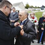 10.10.2019 Michniów. Mauzoleum. Uroczystość wręczenia medali Pro Patria dla 11 ocalałych z pacyfikacji Michniowa. Dyrektor Gabinetu Szefa Urzędu do Spraw Kombatantów i Osób Represjonowanych wręcza medal dla Mariana Wikło / Jarosław Kubalski / Radio Kielce