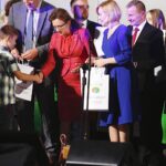 02.10.2019 Kielce. Centrum Kongresowe Targów Kielce. Gala Wojewódzkiego Funduszu Ochrony Środowiska i Gospodarki Wodnej podczas której wręczono nagrody dla 10 szkół podstawowych z regionu w ramach konkursu "Przesłanie Klimatyczne". Nagrody wręczyli wojewoda Agata Wojtyszek, wiceminister sportu i turystyki Anna Krupka i prezes zarządu WFOŚ i GW w Kielcach Ryszard Gliwiński / Jarosław Kubalski / Radio Kielce