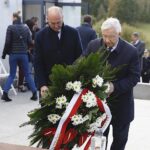 10.10.2019 Michniów. Mauzoleum. Uroczystość wręczenia medali Pro Patria dla 11 ocalałych z pacyfikacji Michniowa. Wiceminister spraw zagranicznych Piotr Wawrzyk i poseł Krzysztof Lipiec / Jarosław Kubalski / Radio Kielce