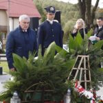 10.10.2019 Michniów. Mauzoleum. Uroczystość wręczenia medali Pro Patria dla 11 ocalałych z pacyfikacji Michniowa. Marszałek Andrzej Bętkowski / Jarosław Kubalski / Radio Kielce