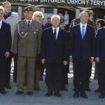 20.10.2019. Kielce. Przysięga wojskowa żołnierzy WOT. Na zdjęciu (od lewej): Krzysztof Słoń - senator, płk Grzegorz Motak, dowódca 10. Świętokrzyskiej Brygady, Krzysztof Lipiec - poseł, Piotr Wawrzyk - wiceminister spraw zagranicznych i Andrzej Pruś - przewodniczący Sejmiku Województwa Świętokrzyskiego / Jarosław Kubalski / Radio Kielce