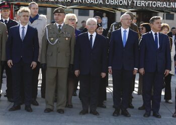 20.10.2019. Kielce. Przysięga wojskowa żołnierzy WOT. Na zdjęciu (od lewej): Krzysztof Słoń - senator, płk Grzegorz Motak, dowódca 10. Świętokrzyskiej Brygady, Krzysztof Lipiec - poseł, Piotr Wawrzyk - wiceminister spraw zagranicznych i Andrzej Pruś - przewodniczący Sejmiku Województwa Świętokrzyskiego / Jarosław Kubalski / Radio Kielce