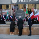 27.10.2019. Kielce. Uroczystość odsłonięcia pomnika Przemysława Gosiewskiego. Na zdjęciu Jadwiga Gosiewska - matka Przemysława Gosiewskiego, Jarosław Kaczyński - prezes PiS, Krzysztof Słoń - senator PiS i przewodniczący społecznego komitetu budowy pomnika / Wiktor Taszłow / Radio Kielce