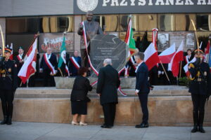 27.10.2019. Kielce. Uroczystość odsłonięcia pomnika Przemysława Gosiewskiego. Na zdjęciu Jadwiga Gosiewska - matka Przemysława Gosiewskiego, Jarosław Kaczyński - prezes PiS, Krzysztof Słoń - senator PiS i przewodniczący społecznego komitetu budowy pomnika / Wiktor Taszłow / Radio Kielce