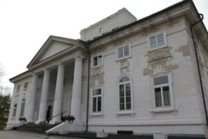 29.10.2019 Bejsce. Remont sali owalnej i marmurowej w Pałacu Badenich / Marta Gajda / Radio Kielce