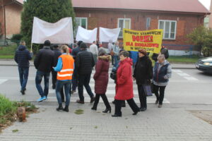 30.10.2019. Michałów. Mieszkańcy protestują przeciwko biogazowni / Marta Gajda / Radio Kielce