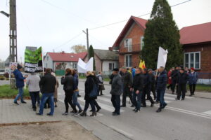 30.10.2019. Michałów. Mieszkańcy protestują przeciwko biogazowni / Marta Gajda / Radio Kielce