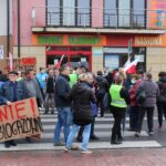 03.10.2019 Skalbmierz. Protest przeciwko budowie biogazowni. Blokada drogi wojewódzkiej nr 768 / Marta Gajda / Radio Kielce