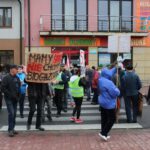 03.10.2019 Skalbmierz. Protest przeciwko budowie biogazowni. Blokada drogi wojewódzkiej nr 768 / Marta Gajda / Radio Kielce