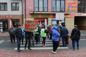 03.10.2019 Skalbmierz. Protest przeciwko budowie biogazowni. Blokada drogi wojewódzkiej nr 768 / Marta Gajda / Radio Kielce