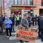 03.10.2019 Skalbmierz. Protest przeciwko budowie biogazowni. Blokada drogi wojewódzkiej nr 768 / Marta Gajda / Radio Kielce