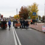 03.10.2019 Skalbmierz. Protest przeciwko budowie biogazowni. Blokada drogi wojewódzkiej nr 768 / Marta Gajda / Radio Kielce