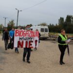 03.10.2019 Skalbmierz. Protest przeciwko budowie biogazowni. Blokada drogi wojewódzkiej nr 768 / Marta Gajda / Radio Kielce