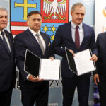 09.10.2019 Kielce. Na zdjęciu od lewej: Andrzej Bętkowski - marszałek województwa świętokrzyskiego, Radosław Słoniewski, dyrektor kieleckiego oddziału Polskiej Spółki Gazownictwa, Dariusz Kozak, dyrektor Elektrociepłowni, Krzysztof Słoń - senator PiS / Urząd Marszałkowski Województwa Świętokrzyskiego