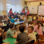 Nietypowa lekcja pierwszoklasistów Szkoły Podstawowej numer 34 w Kielcach. W rolę nauczycielek wcieliły się uczennice kieleckiego Technikum Gastronomicznego / Izabela Mortas / Radio Kielce