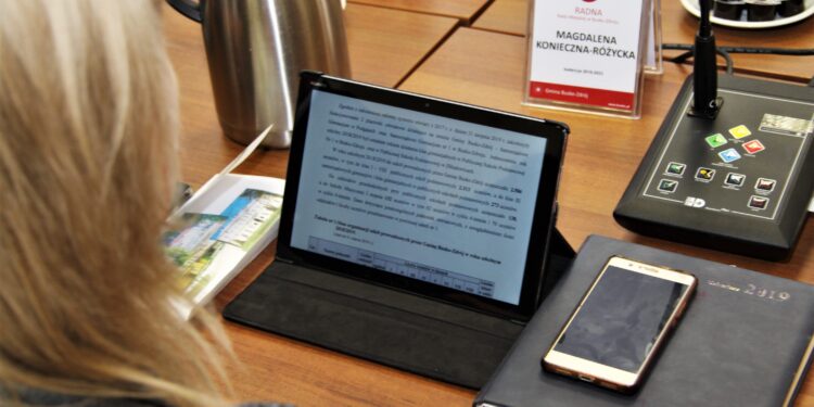 Do rąk buskich radnych trafiły tablety / UMiG Buko-Zdrój