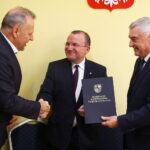 14.10.2019. Kielce. Podpisanie umów na modernizację oddziałów ginekologicznych i położniczych w szpitalach w Kielcach i Staszowie. Na zdjęciu (od lewej): Rafał Szpak - dyrektor Świętokrzyskiego Centrum Matki i Noworodka w Kielcach, Marek Bogusławski - członek zarządu województwa świętokrzyskiego i Andrzej Bętkowski - marszałek województwa świętokrzyskiego / Zbigniew Masternak / Świętokrzyski Urząd Marszałkowski