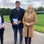 07.10.2019. Bogoria. Obecny stan boisk. Od lewej: Anna Niziałek - dyrektor Zespołu Placówek Oświatowych, Marcin Adamczyk - wójt Bogorii i Anna Krupka - wiceminister sportu i turystyki / Grażyna-Szlęzak-Wójcik / Radio Kielce
