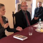 19.10.2019. Sandomierz. Spotkanie autorskie Magdaleny Wolińskiej – Riedi, korespondentki TVP / Grażyna-Szlęzak-Wójcik / Radio Kielce