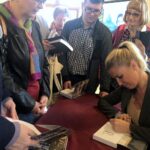 19.10.2019. Sandomierz. Spotkanie autorskie Magdaleny Wolińskiej – Riedi, korespondentki TVP / Grażyna-Szlęzak-Wójcik / Radio Kielce