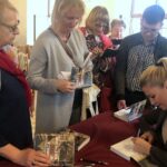 19.10.2019. Sandomierz. Spotkanie autorskie Magdaleny Wolińskiej – Riedi, korespondentki TVP / Grażyna-Szlęzak-Wójcik / Radio Kielce