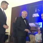 20.10.2019. Sandomierz. Wręczenie nagród Bonum Publicum. Na zdjęciu (od lewej): Marcin Marzec - burmistrz Sandomierza, prof. Stanisław Adamczak - były rektor Politechniki Świętokrzyskiej i ks. Bartłomiej Krzos - pierwsze miejsce w kategorii publikacje dotyczące Sandomierza i ziemi sandomierskiej / Grażyna Szlęzak-Wójcik / Radio Kielce