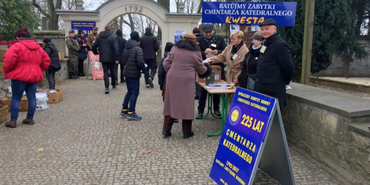 Sandomierz. Kwesta na cmentarzu katedralnym / Grażyna Szlęzak-Wójcik / Radio Kielce