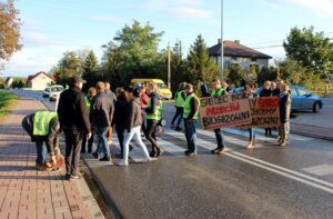 10.10.2019 Skalbmierz. Protest przeciwko budowie biogazowni / Marta Gajda / Radio Kielce