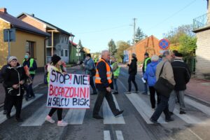 10.10.2019 Skalbmierz. Protest przeciwko budowie biogazowni / Marta Gajda / Radio Kielce